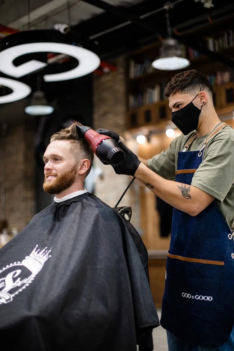 Barbeiro a cortar cabelo na Barbearia Nobre, Lisboa